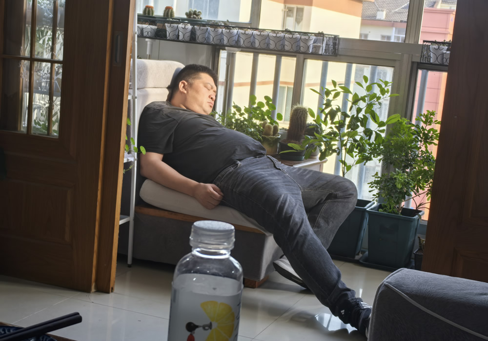 喝酒+吹牛，五个小时之后，总算喝完了这坛酒