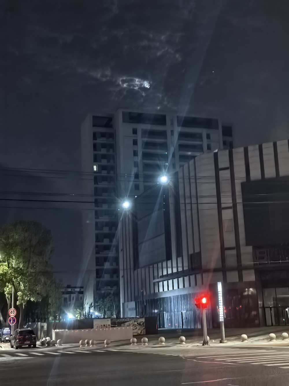 01:13（徒步一半）酒精会放大情绪，我这该死的多愁善感，月亮都嫌我烦所以躲了起来