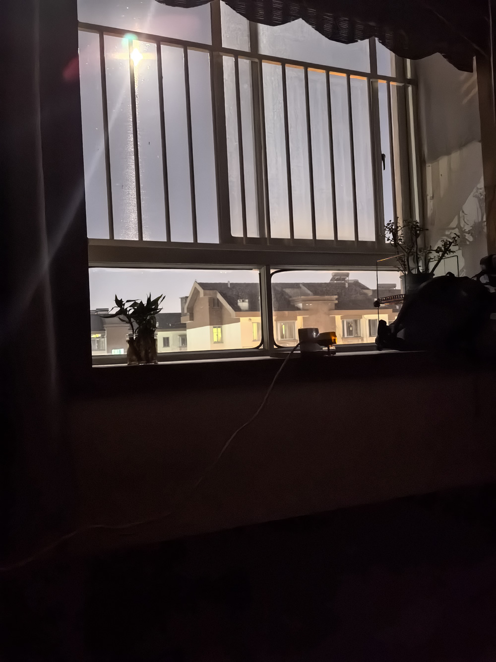 00:41 夜里醒来,月光如此皎洁 00:41 夜里醒来,月光如此皎洁