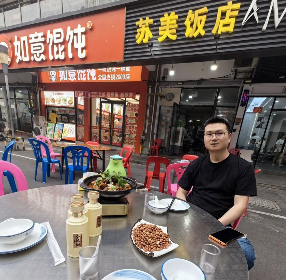 17:36 老岳在隔壁理发,我跟小强点好了菜在等菜 17:36 老岳在隔壁理发,我跟小强点好了菜在等菜