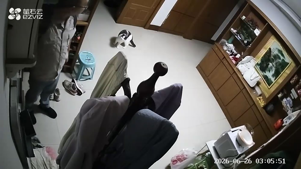 酒后从河边小路步行到观塘路倪汇路口打车已是02:40,500米走了2.5小时,走不动了在路边坐着睡了很久 酒后从河边小路步行到观塘路倪汇路口打车已是02:40,500米走了2.5小时,走不动了在路边坐着睡了很久