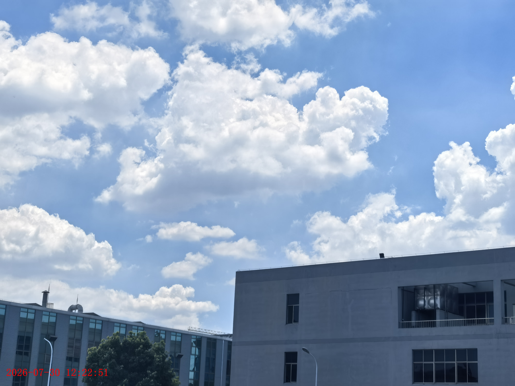 “淡积云” 又称 “棉花云”“馒头云” 代表天气稳定晴朗,短期不会下雨。俗话说:馒头云,晒死人! “淡积云” 又称 “棉花云”“馒头云” 代表天气稳定晴朗,短期不会下雨。俗话说:馒头云,晒死人!